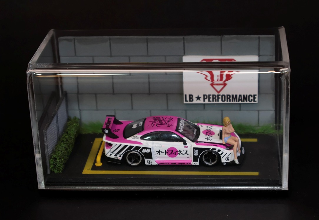 1/64 Parking Lot Diorama Display Case. (Araç Dahil Değildir)