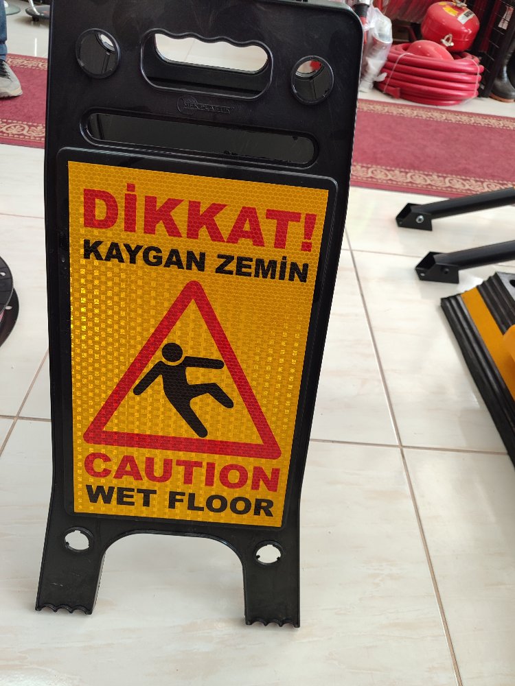 DİKKAT! Kaygan Zemin Uyarı Tabelası