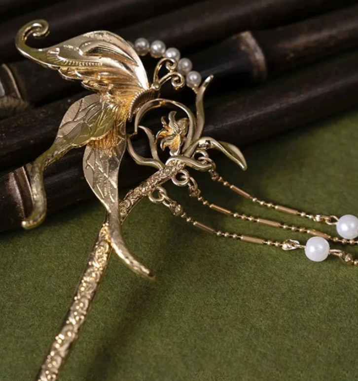 Altın Renk Kelebek Figürlü İnci Detaylı Sallantılı Topuz Toka