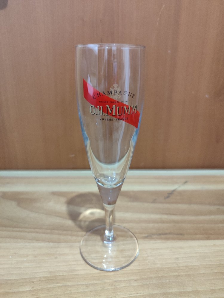 G. H. Mumm Champagne Kadeh