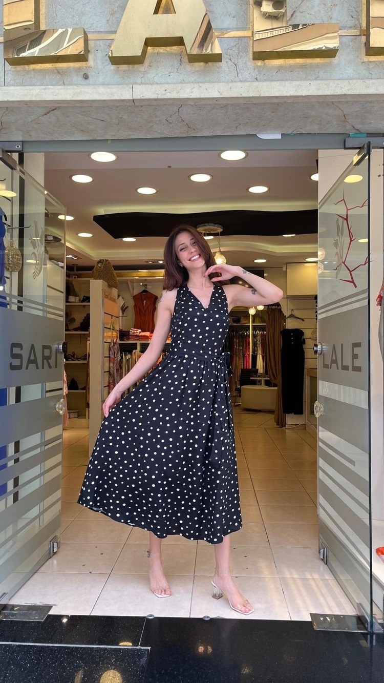 PUANTİYE DESENLİ ARKASI ÇAPRAZ BANTLI ELBİSE