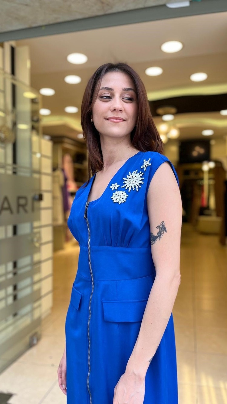 YAKASI TAŞ DETAYLI MİDİ BOY ELBİSE
