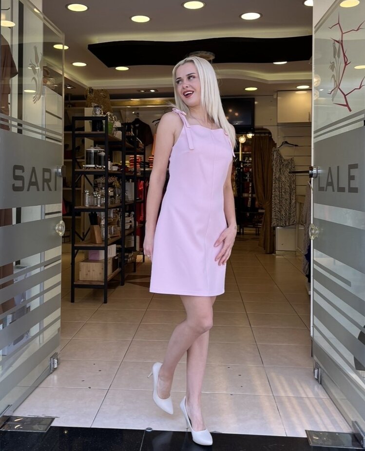Omuzu fiyonk detaylı elbise