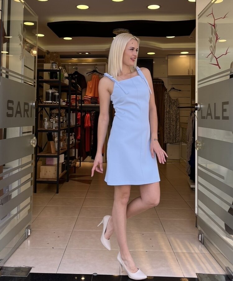 Omuzu fiyonk detaylı elbise