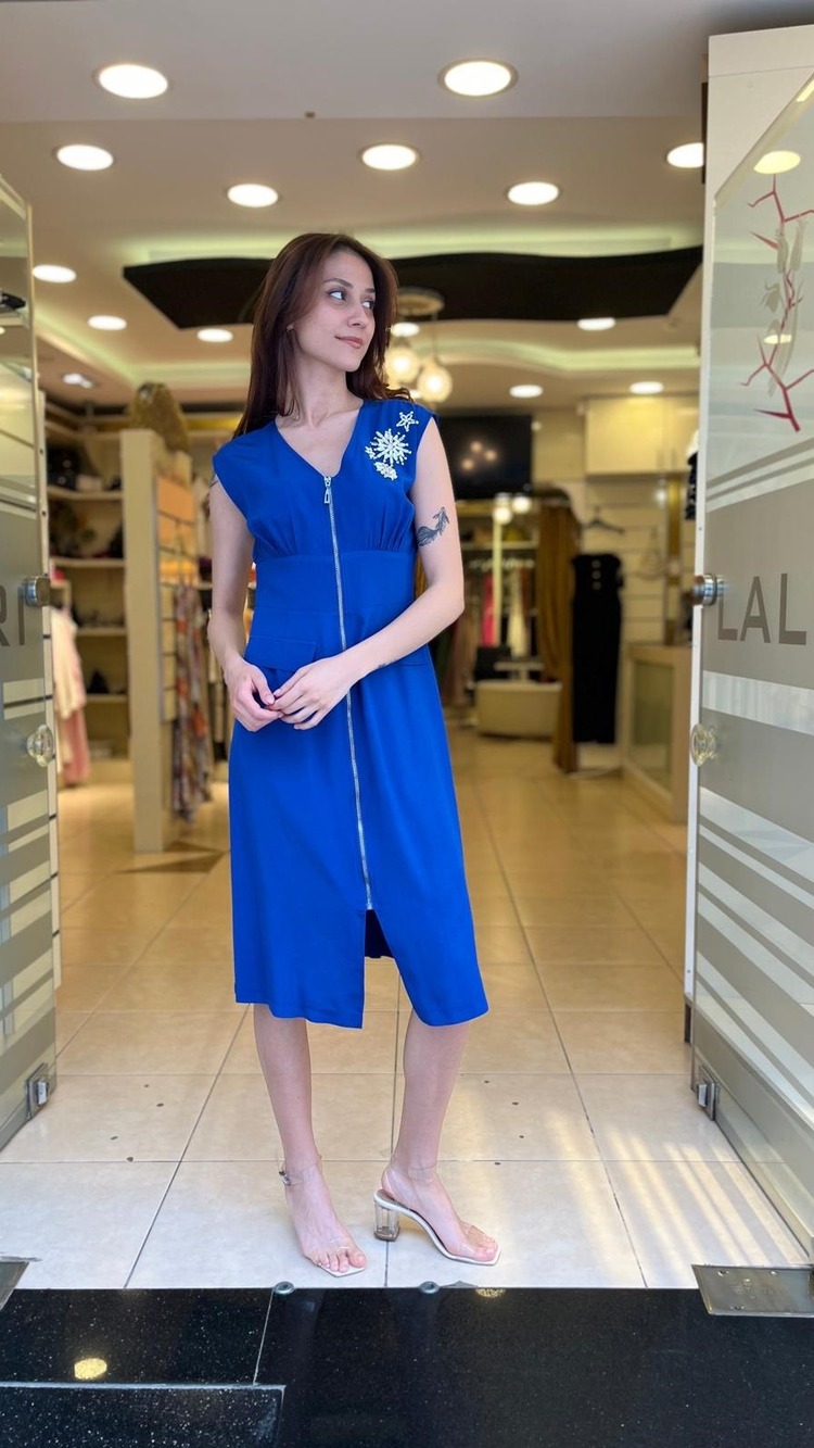YAKASI TAŞ DETAYLI MİDİ BOY ELBİSE