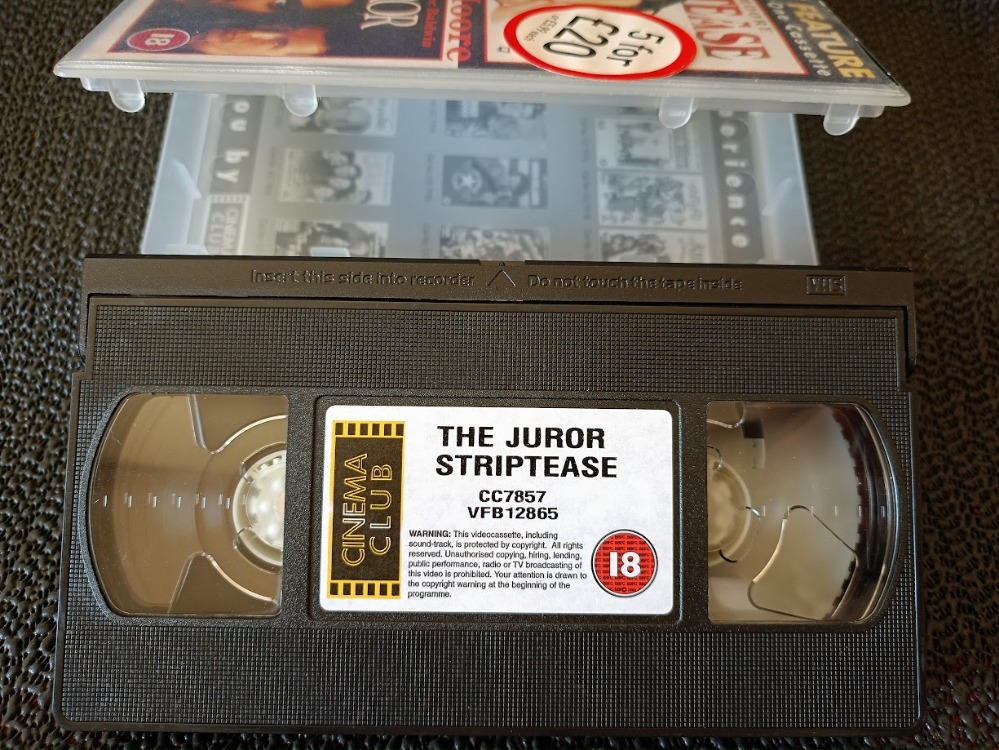 STRIPTEASE ve THE JUROR TEK KASET İKİ FİLM.