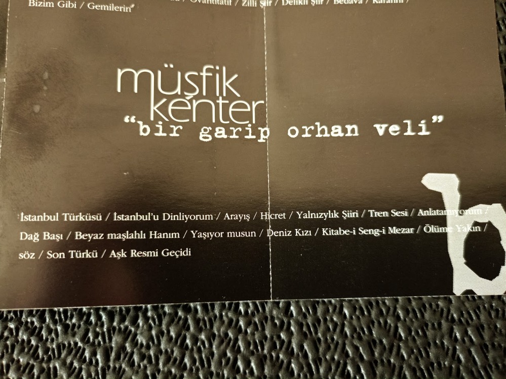MÜŞFİK KENTER - BİR GARİP ORHAN VELİ. KASET..