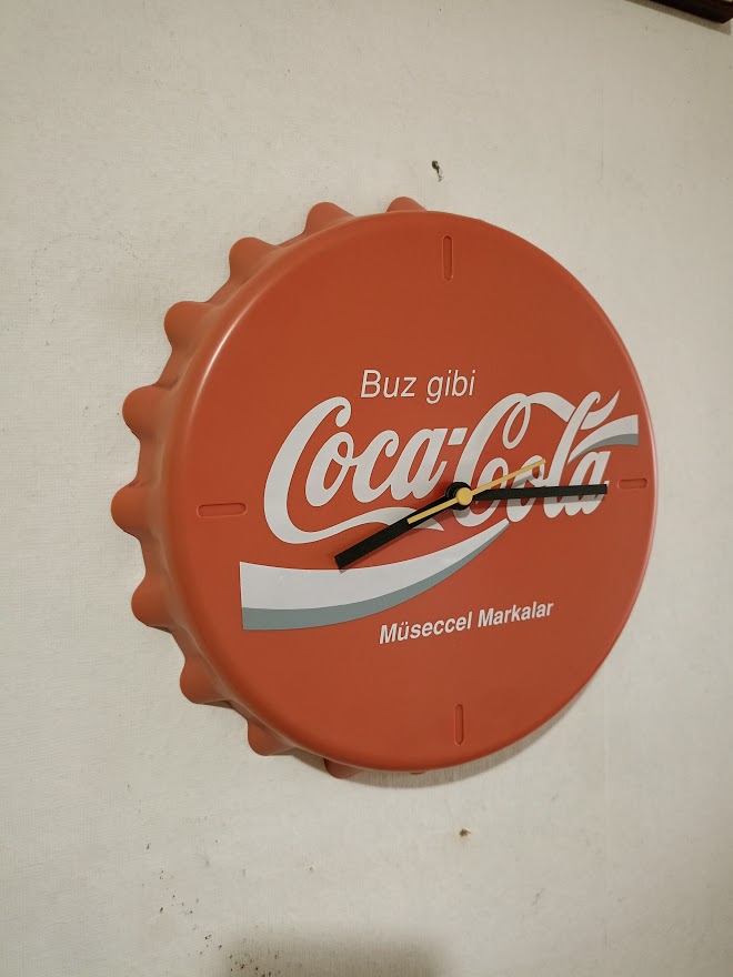 ORİJİNAL DÖNEM ÜRÜNÜ COCA COLA KAPAK FORMUNDA DUVAR SAATİ..