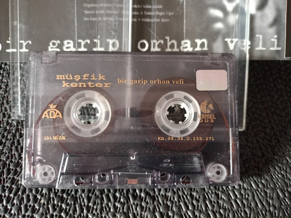 MÜŞFİK KENTER - BİR GARİP ORHAN VELİ. KASET..