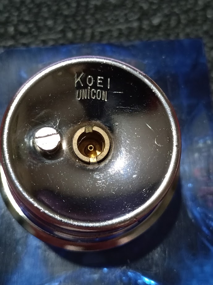MAVİ RENKLİ KRİSTAL KAİDELİ MASA ÇAKMAĞI.