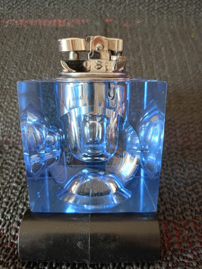 MAVİ RENKLİ KRİSTAL KAİDELİ MASA ÇAKMAĞI.