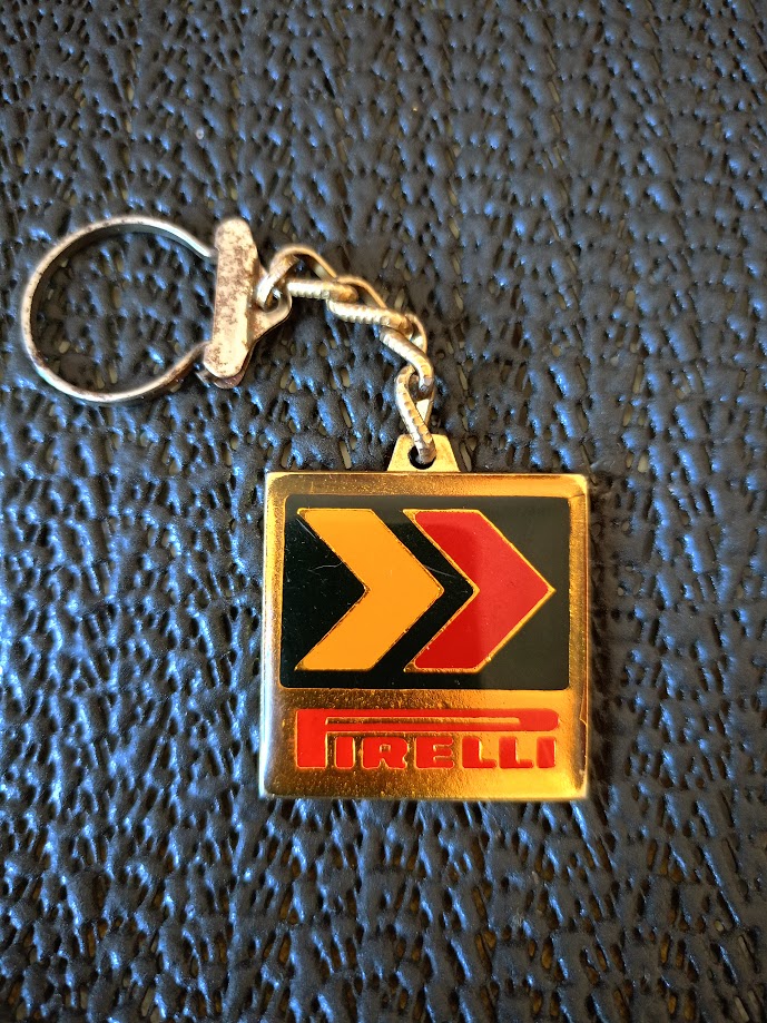 ESKİ PİRELLİ METAL ANAHTARLIK 90 LAR VİNTAGE.