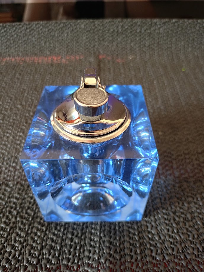 MAVİ RENKLİ KRİSTAL KAİDELİ MASA ÇAKMAĞI.