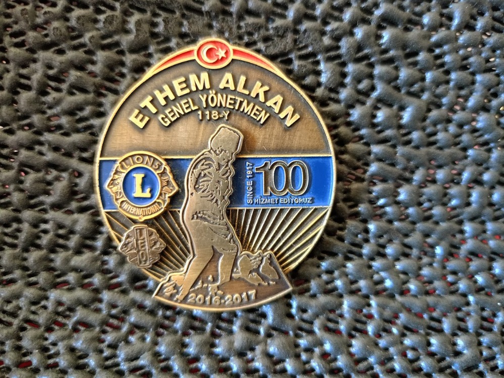 LIONS KULÜBÜ BÜYÜK BOY METAL ROZET - ETHEM ALKAN GENEL YÖNETMEN 118-Y..