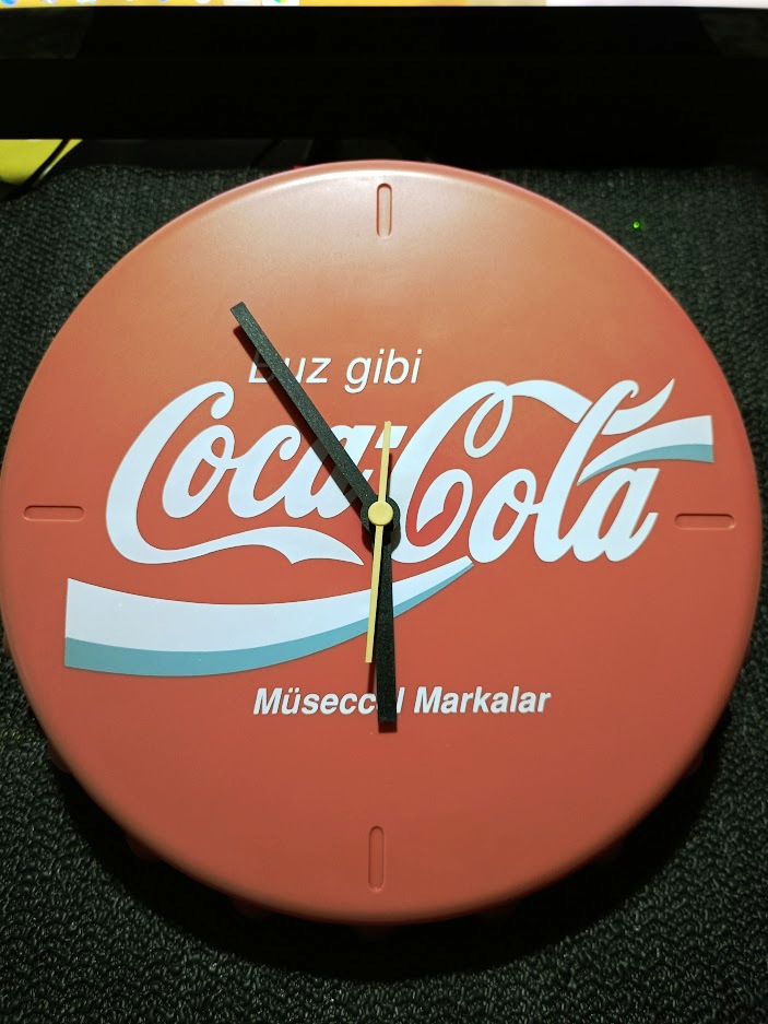 ORİJİNAL DÖNEM ÜRÜNÜ COCA COLA KAPAK FORMUNDA DUVAR SAATİ..