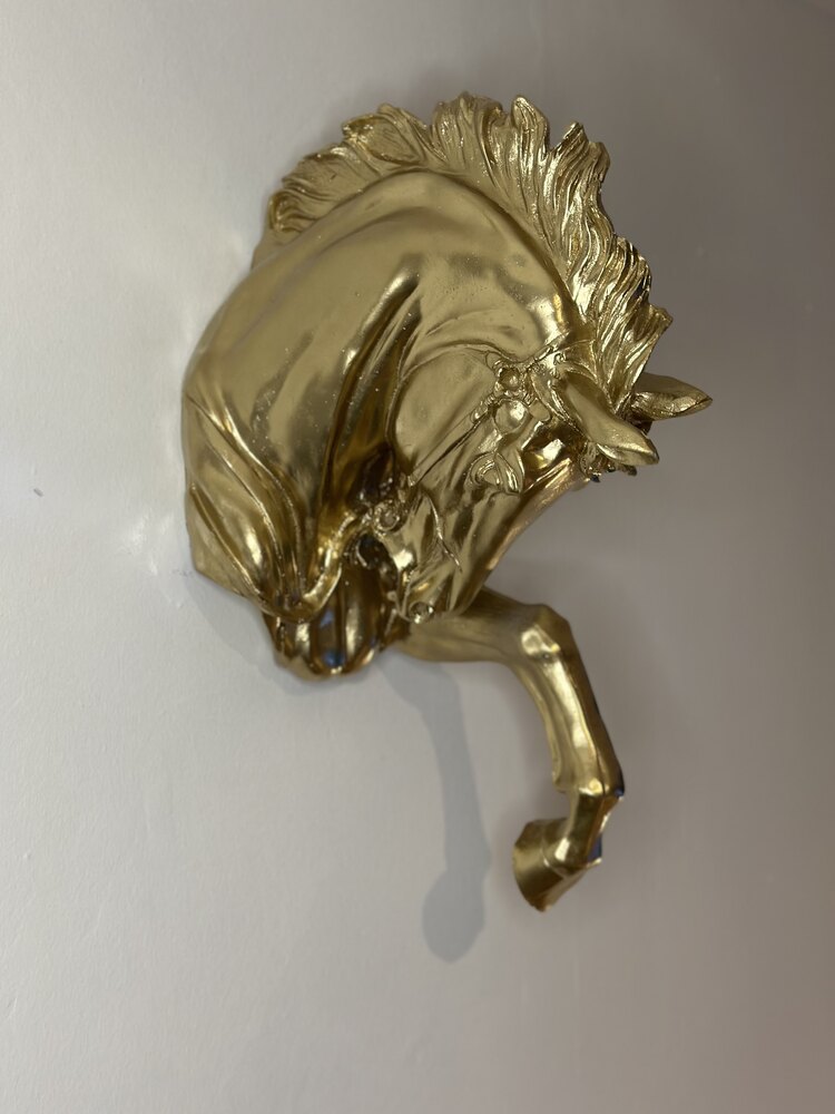 Gold Duvar At Heykel