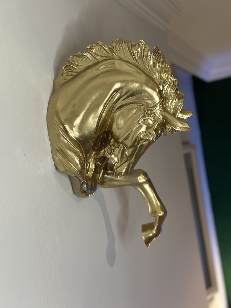 Gold Duvar At Heykel