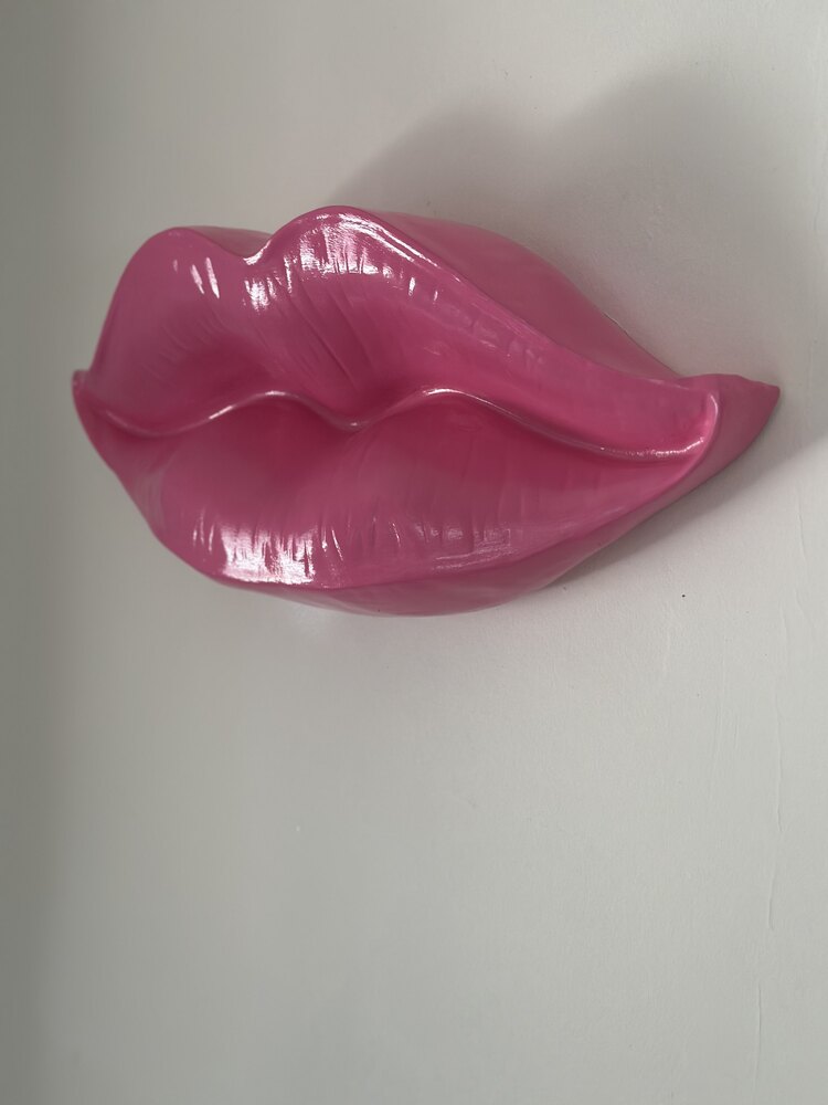 Pembe Dudak Heykeli