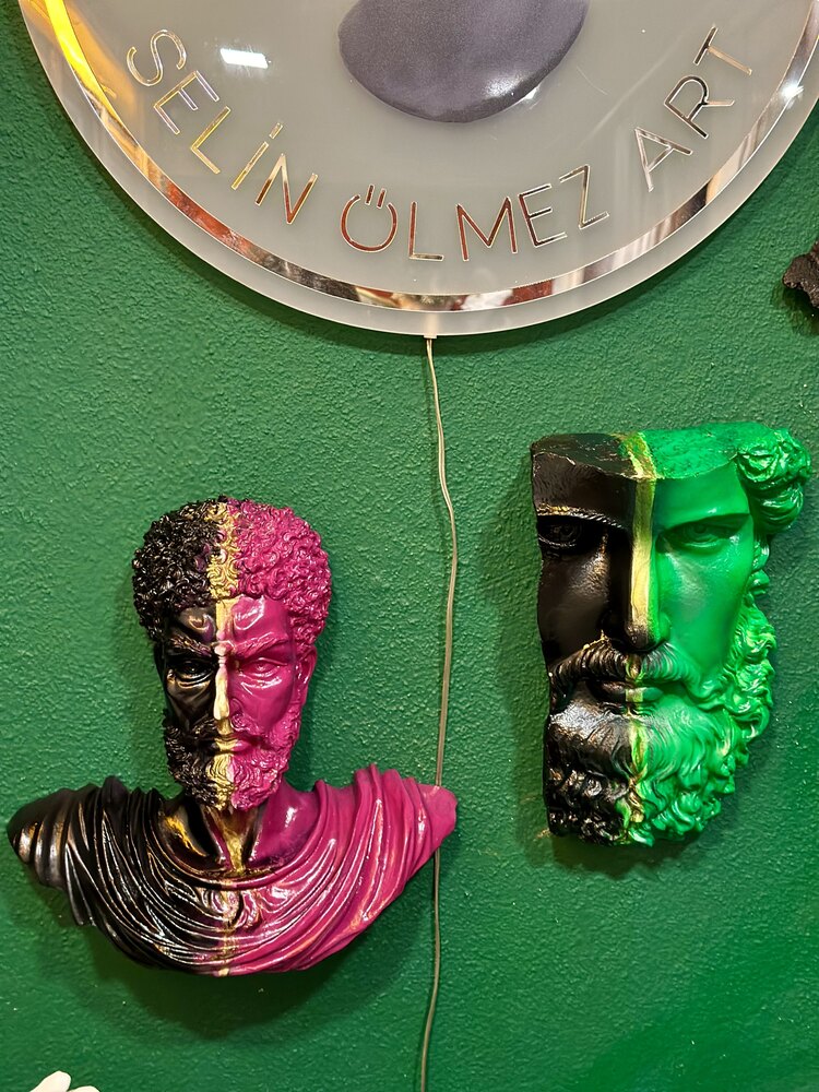 Marcus&Poseidon Duvar Heykeli