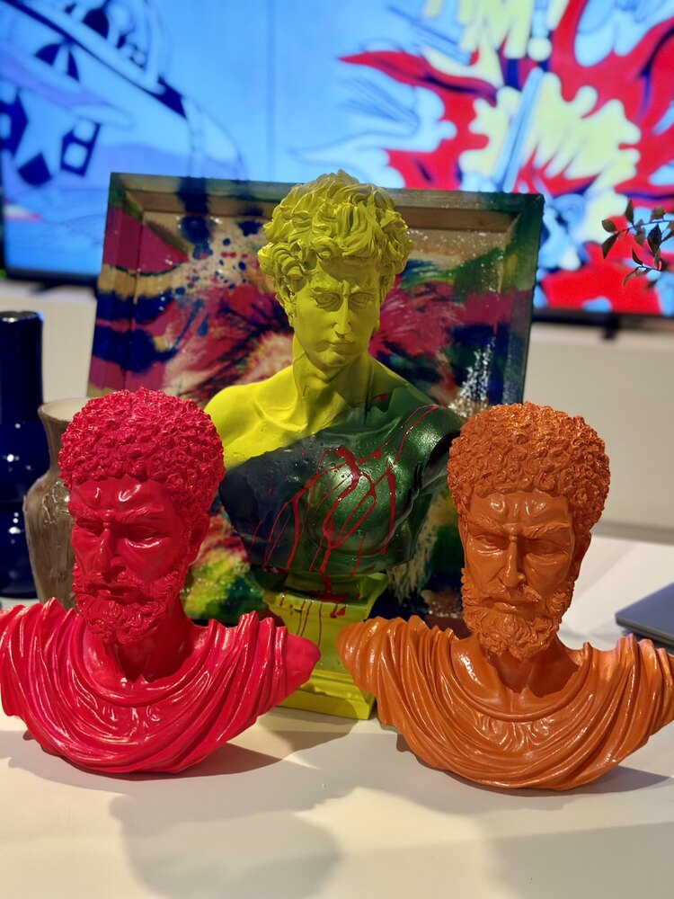 2li Pop Art Marcus Duvar Heykeli
