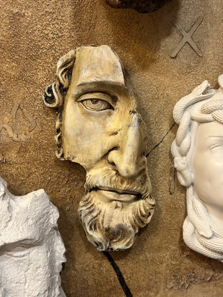 Zeus Duvar Heykeli
