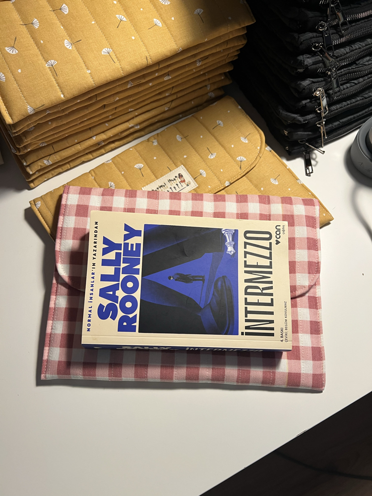 Kapitoneli Kitap Kılıfı