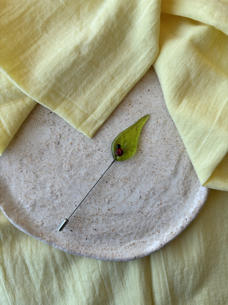 Yaprak Yaka İğnesi