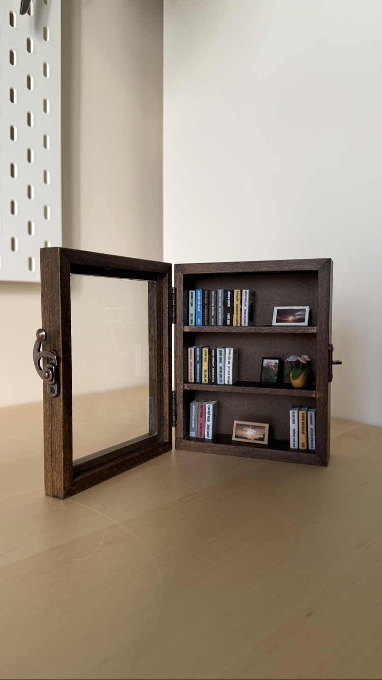 Kişiselleştirilmiş Mini Kitaplık - Camlı Ahşap Kutu