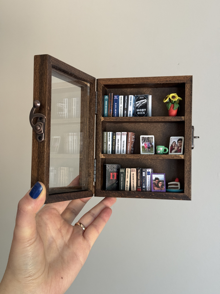 Kişiselleştirilmiş Mini Kitaplık - Camlı Ahşap Kutu