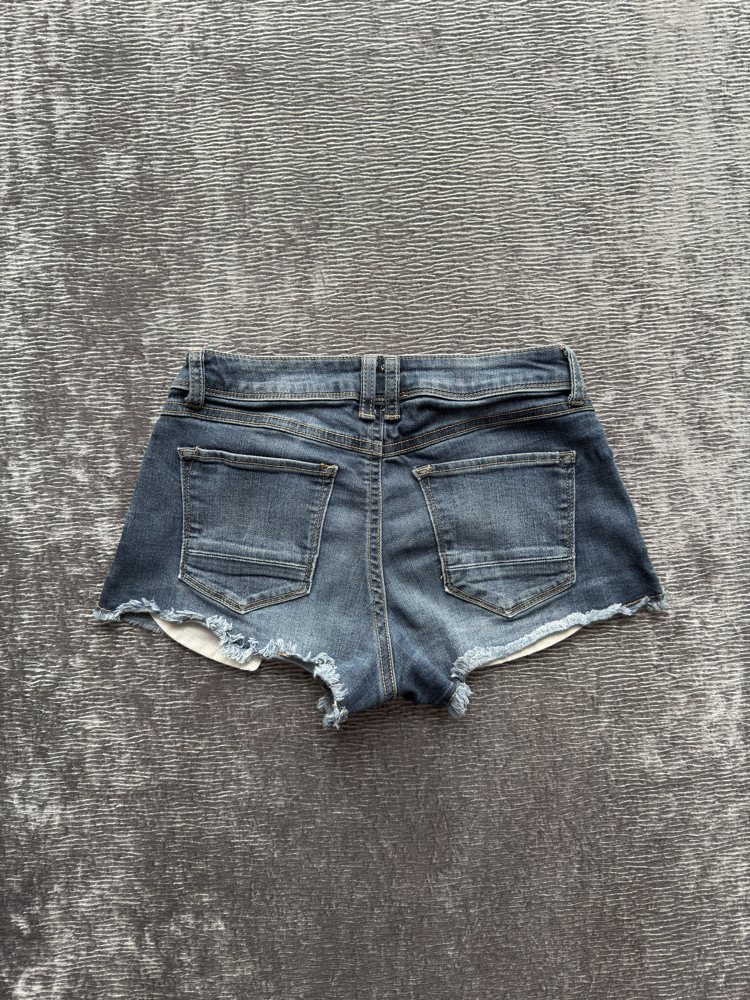 Düşük Bel Yırtık Detaylı Kadın Denim Şort