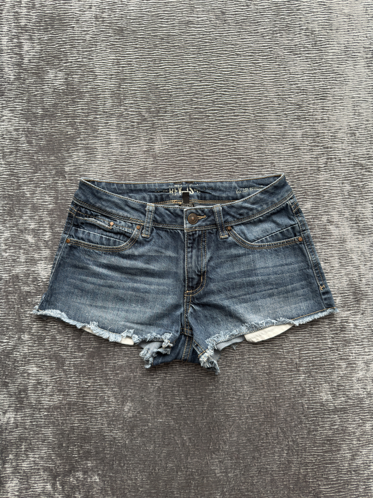 Düşük Bel Yırtık Detaylı Kadın Denim Şort