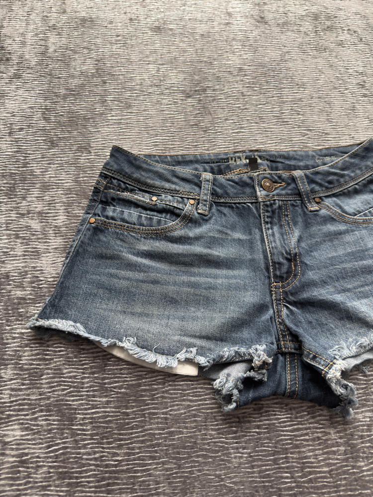 Düşük Bel Yırtık Detaylı Kadın Denim Şort
