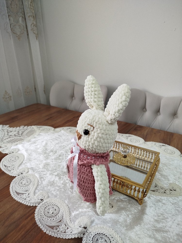 Sevimli Pembe Elbiseli Şirin Amigurumi Tavşan  