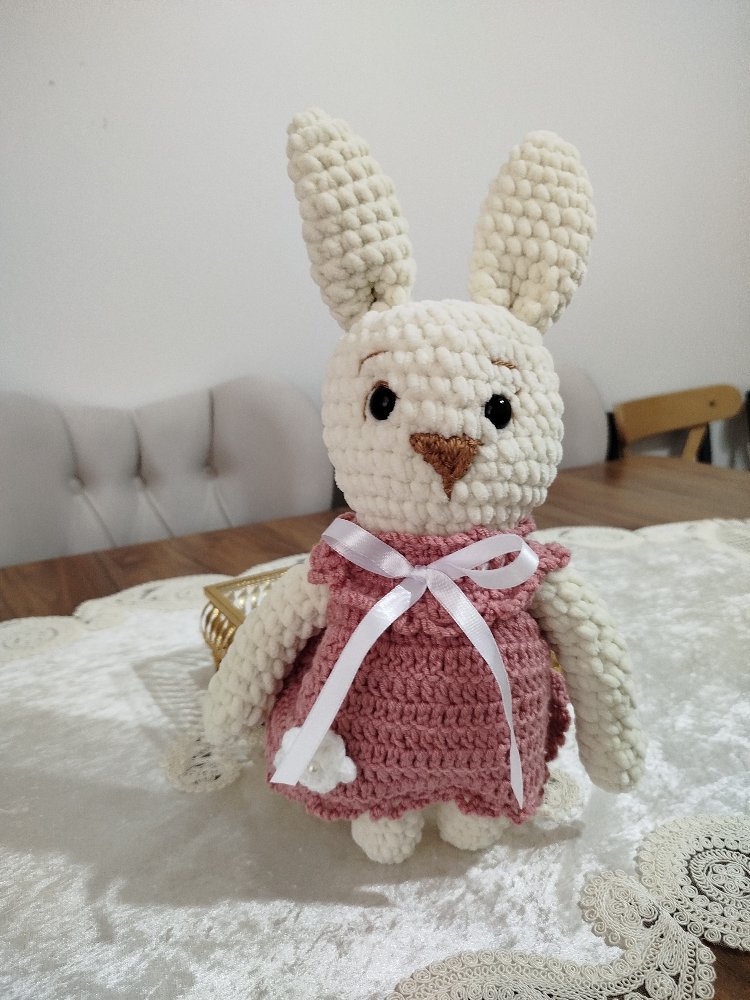 Sevimli Pembe Elbiseli Şirin Amigurumi Tavşan  