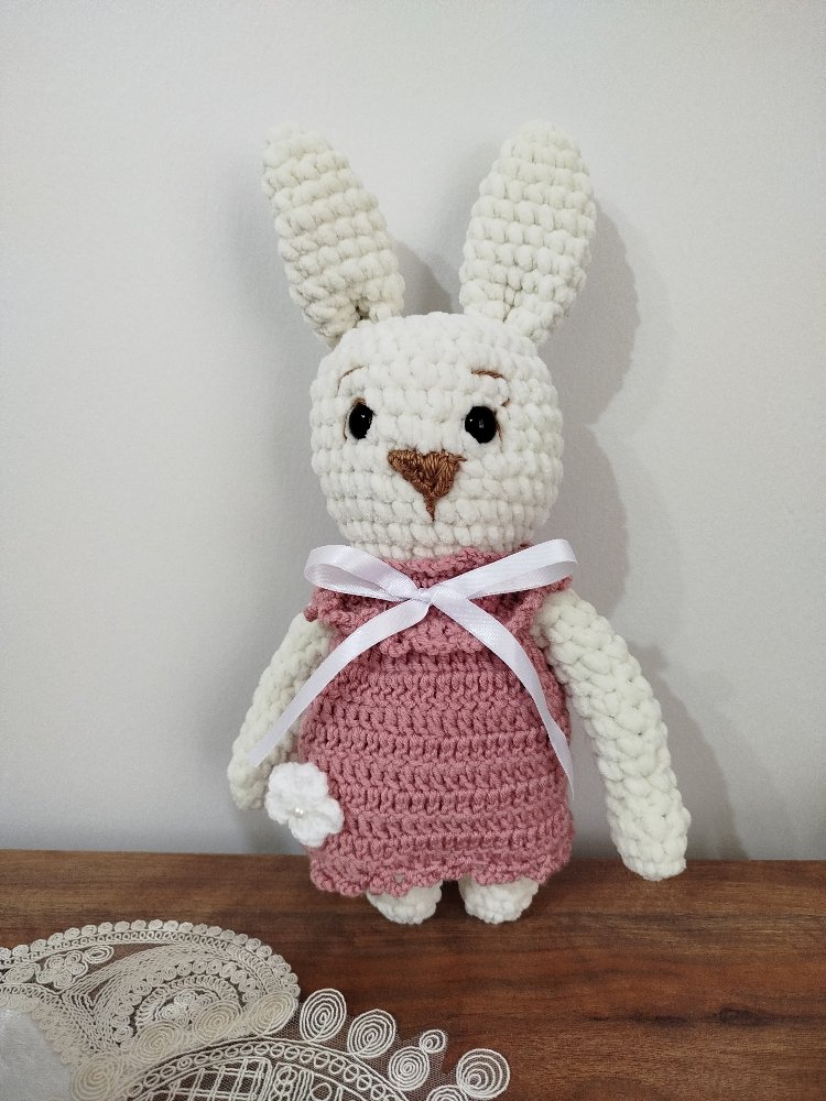 Sevimli Pembe Elbiseli Şirin Amigurumi Tavşan  