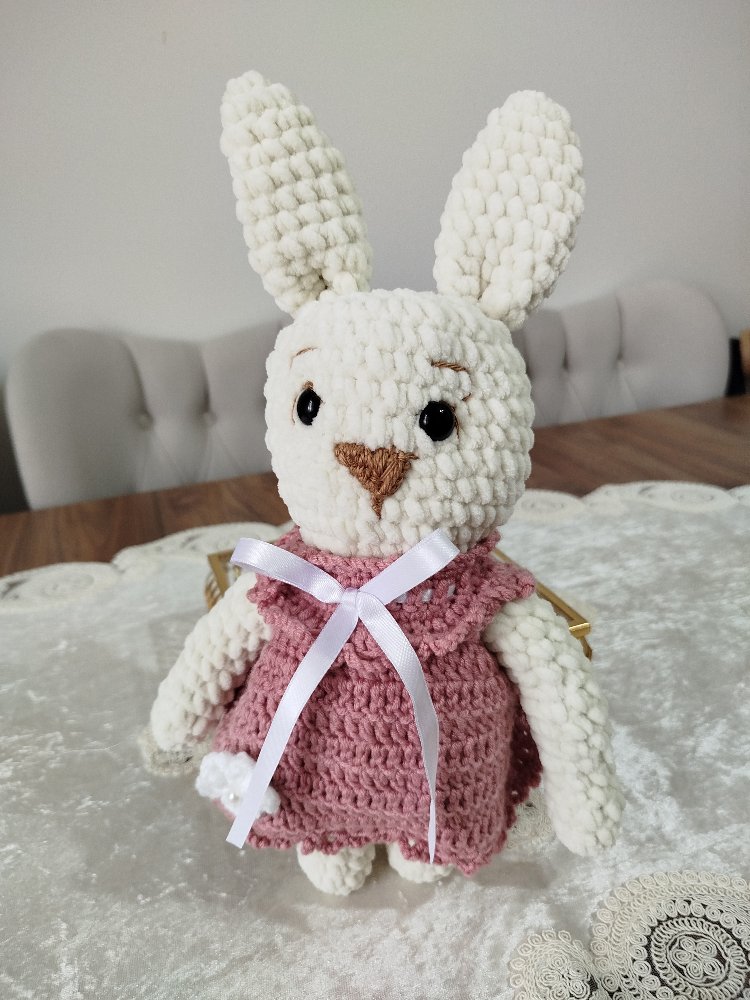 Sevimli Pembe Elbiseli Şirin Amigurumi Tavşan  