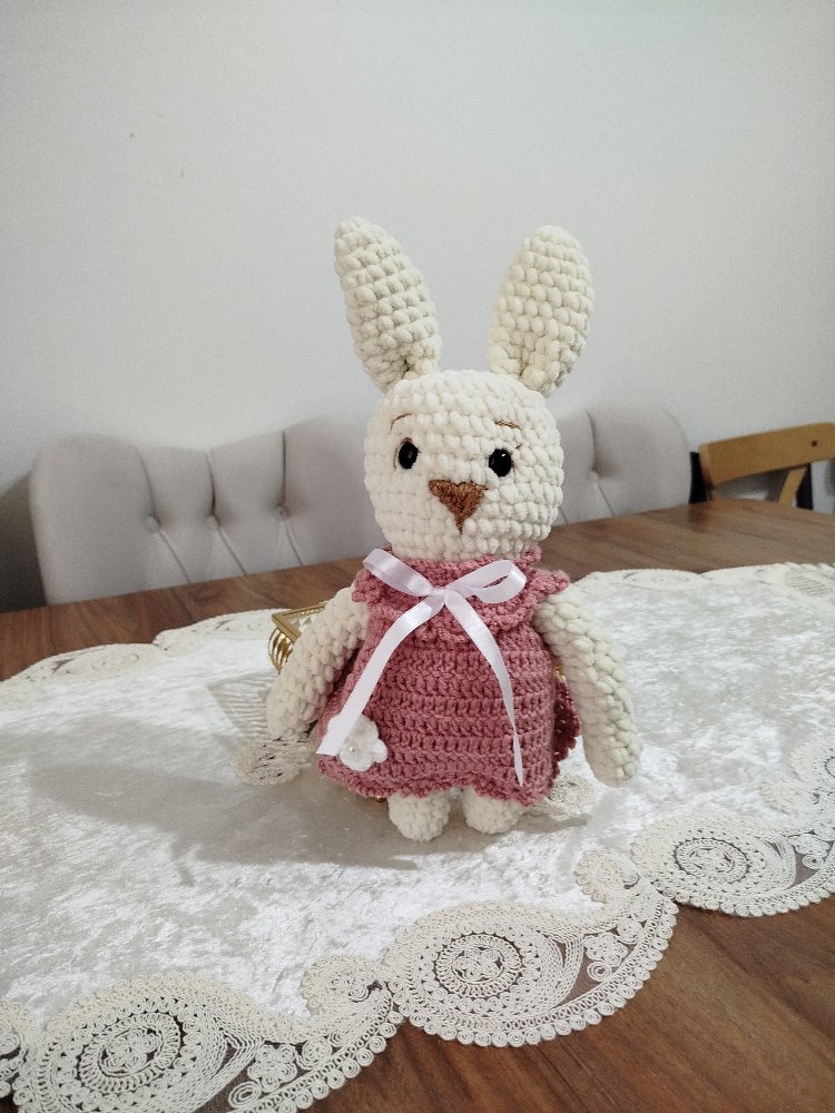 Sevimli Pembe Elbiseli Şirin Amigurumi Tavşan  
