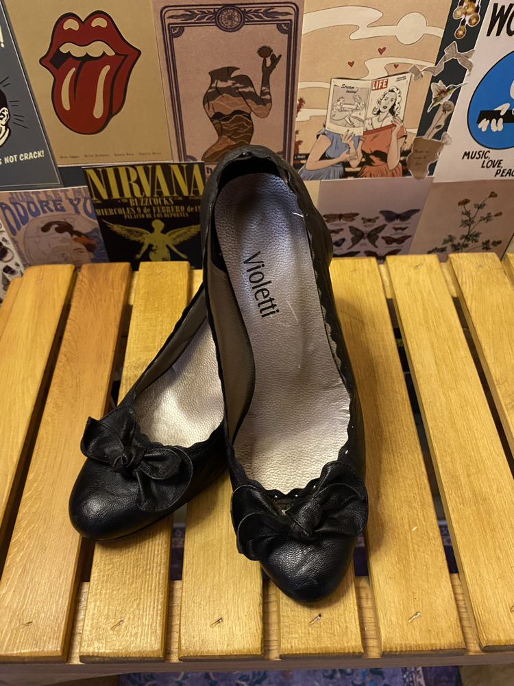 Violetti Fiyonk Detaylı Siyah Vintage Topuklu Ayakkabı