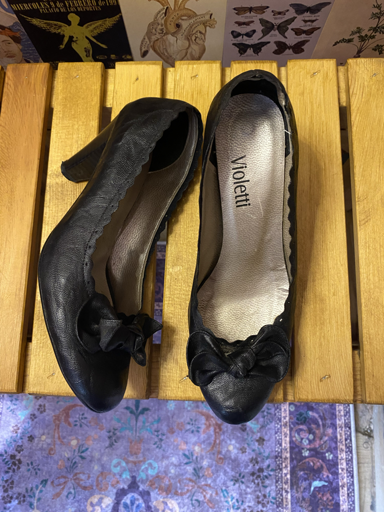 Violetti Fiyonk Detaylı Siyah Vintage Topuklu Ayakkabı