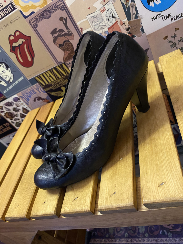 Violetti Fiyonk Detaylı Siyah Vintage Topuklu Ayakkabı