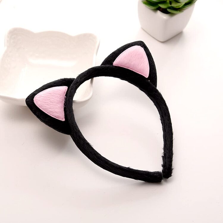 Sevimli Pofuduk Kedi Kulak Tacı