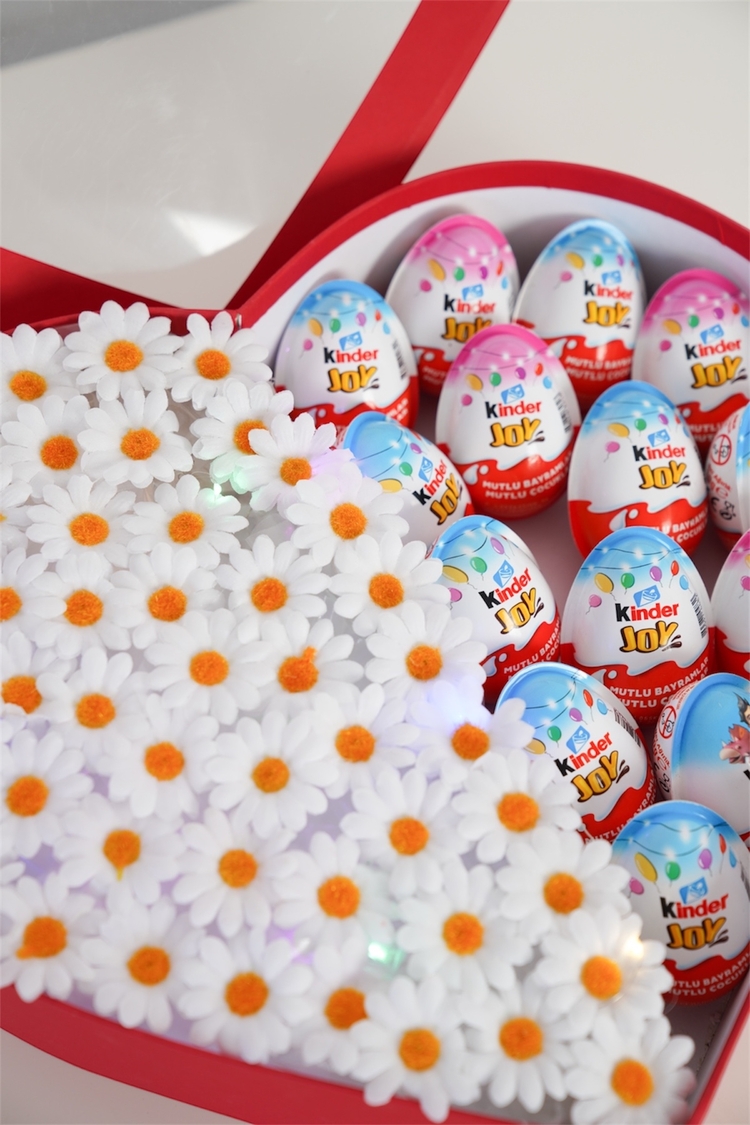 LED ışıkla süslenmiş şık papatya buketi