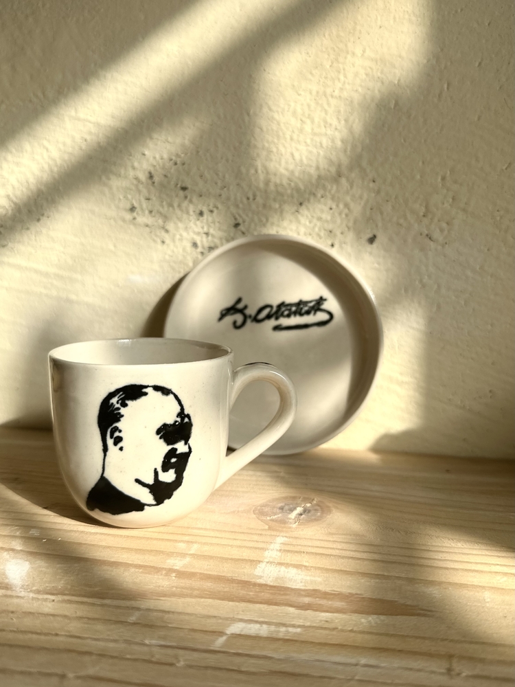Kemal Atatürk imzalı ve suretli fincan