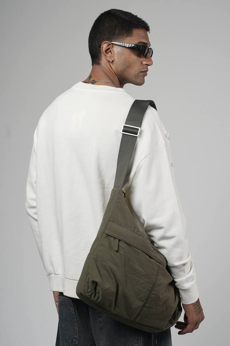 Üç İplik Lazer Yırtık Detaylı Oversize Sweatshirt Beyaz