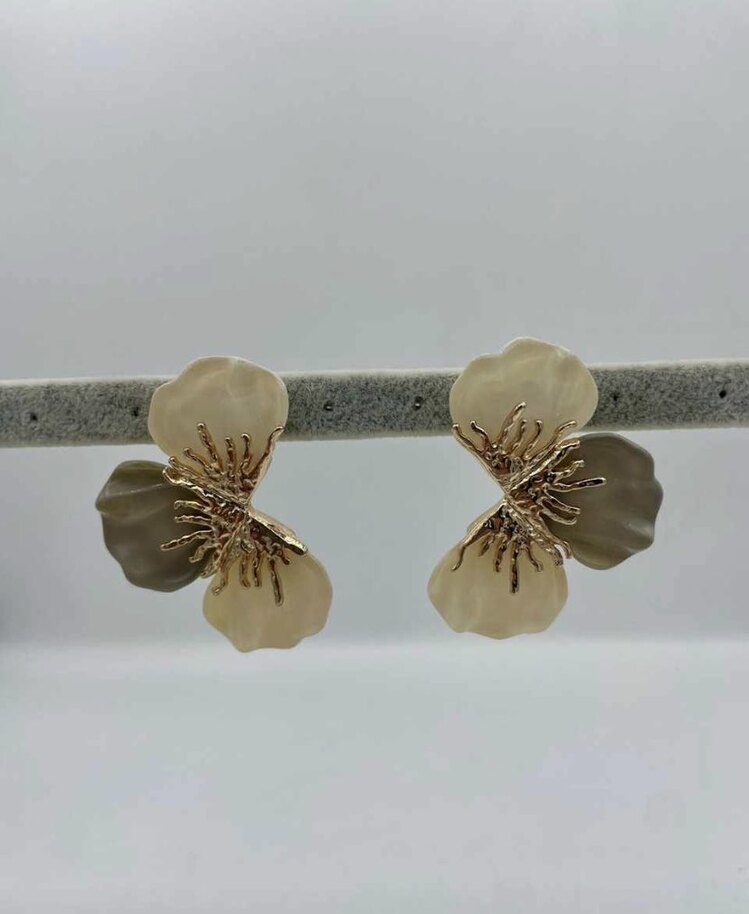 Yarım çiçek gold detaylı küpe