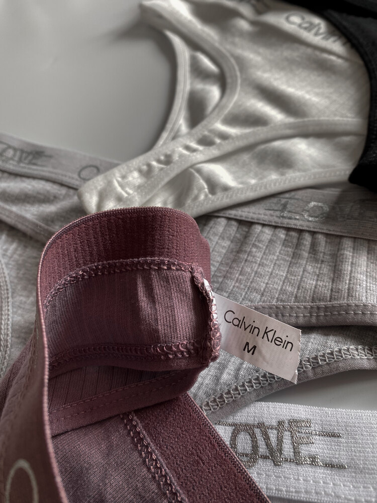 SW0127- Calvin Klein Love Tanga Set