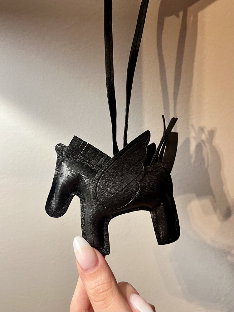 Deri Siyah Pegasus Çanta Charm