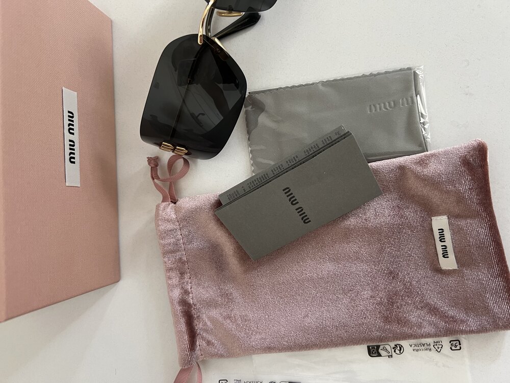Miu Miu Made in Italy Sıfır Kondisyon Full Aksesuar Güneş Gözlüğü