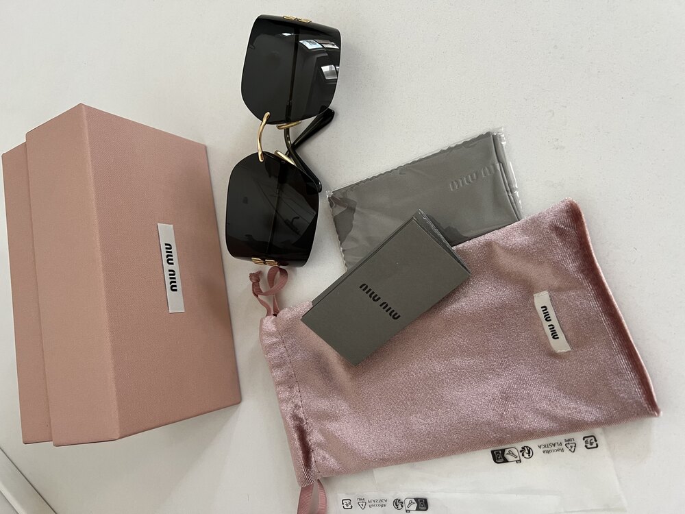 Miu Miu Made in Italy Sıfır Kondisyon Full Aksesuar Güneş Gözlüğü