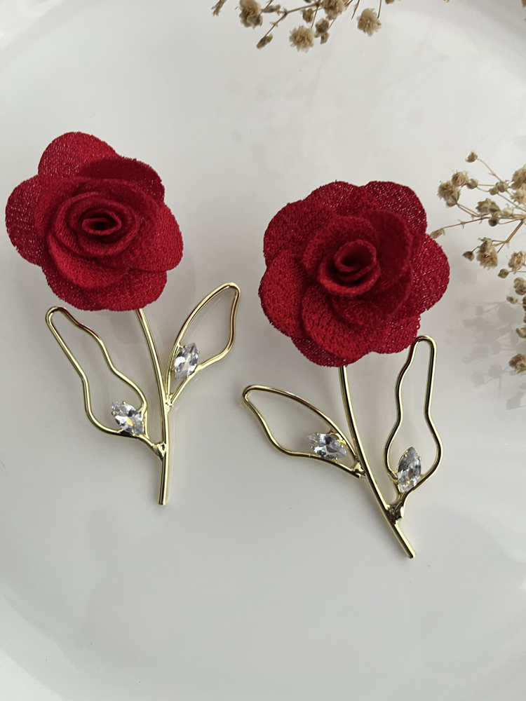 Kırmızı gül küpe